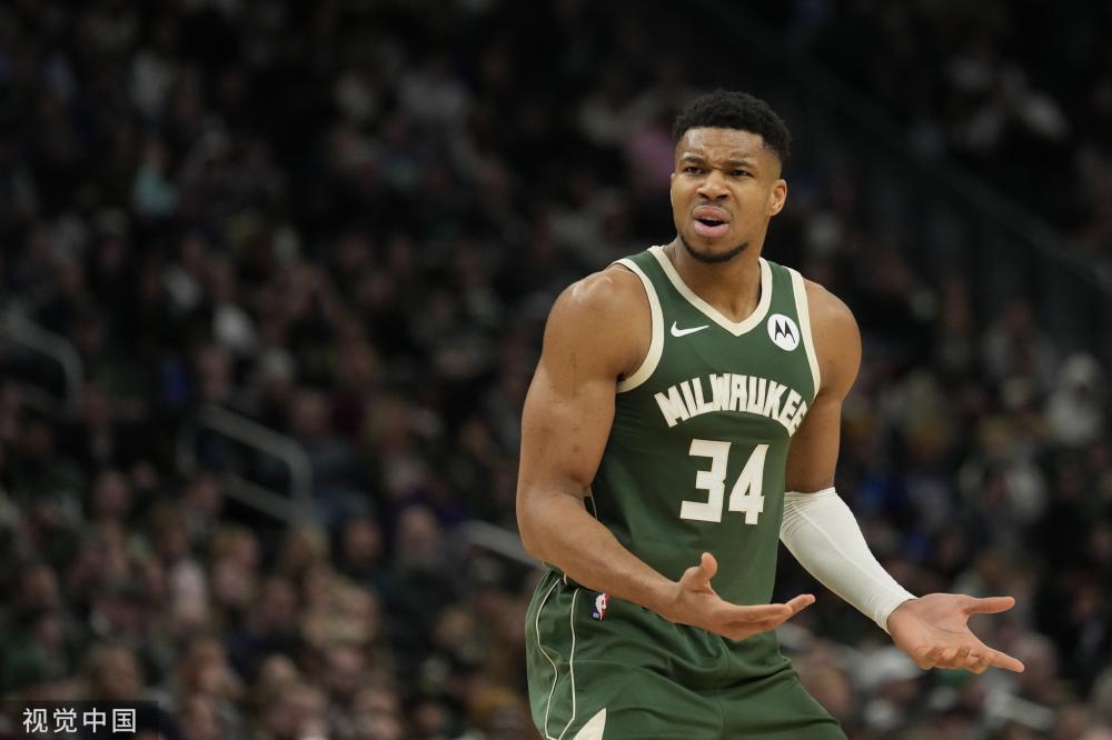 在今日的训练后，路易斯-迪亚斯为拜仁球迷签名并合影.