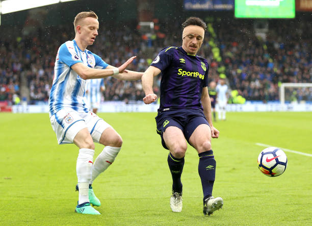 在今日的训练后，路易斯-迪亚斯为拜仁球迷签名并合影.